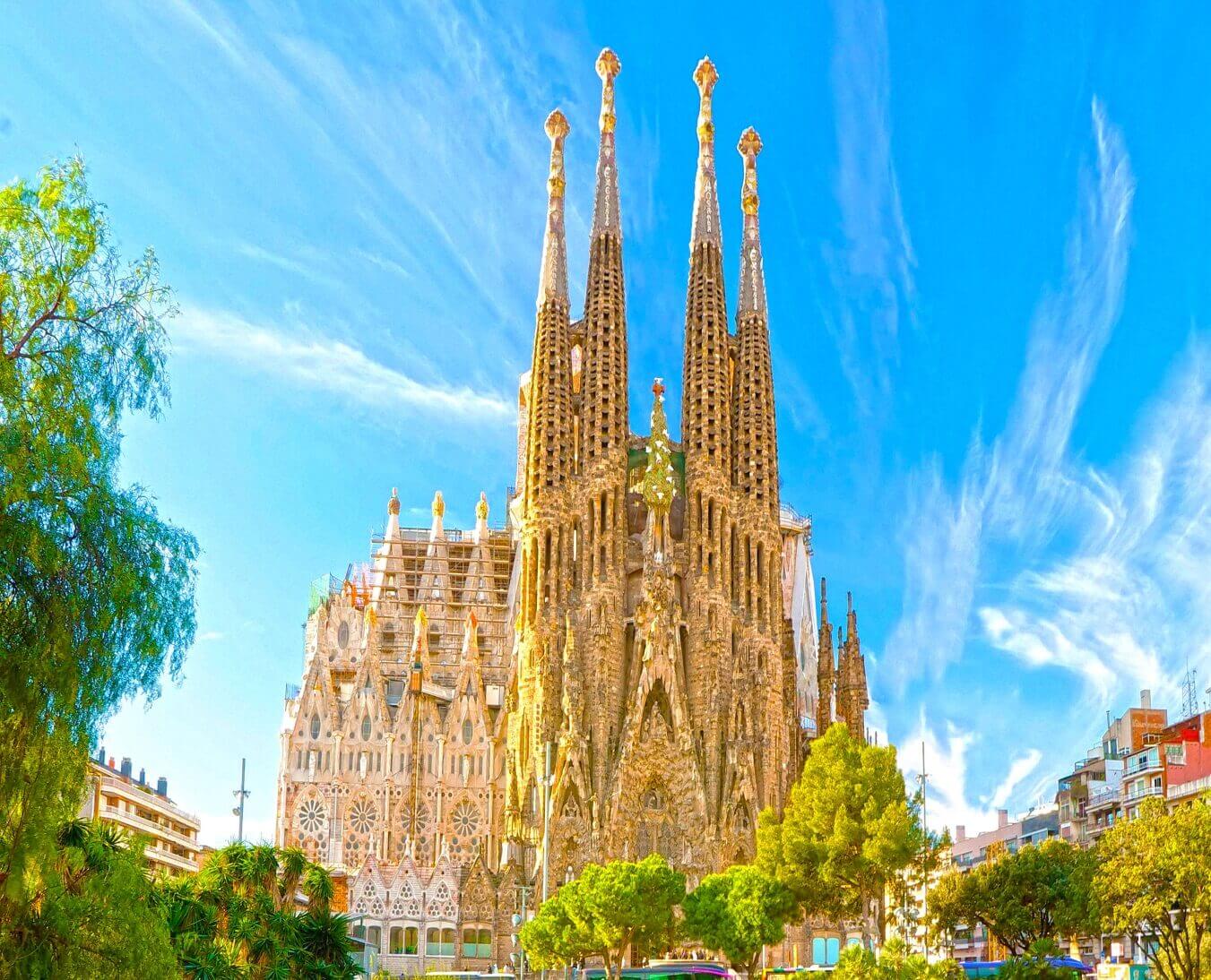 LA MAJESTUOSA BASÍLICA SAGRADA FAMILIA - Joya Life