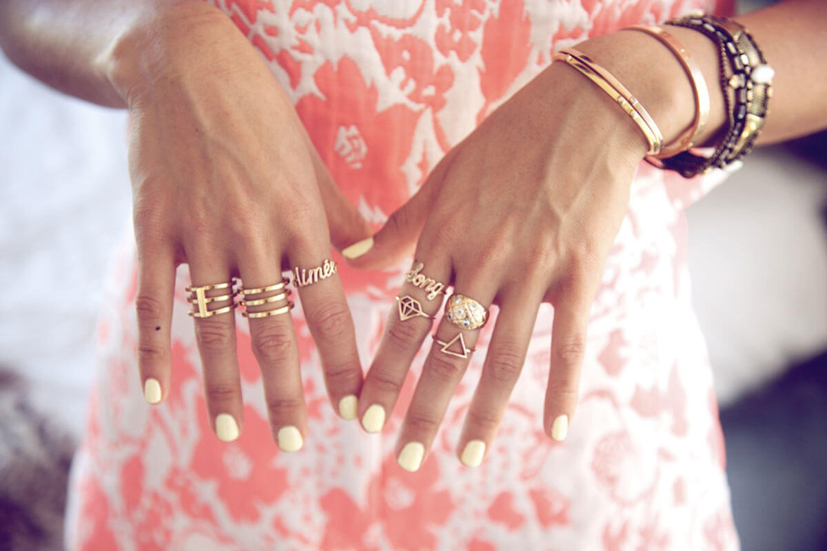 Носить кольцо на указательном пальце женщине. Несколько колец на пальце. Большие кольца на руке. Сочетание колец на указательном пальце. Сочетание колец на пальцах.