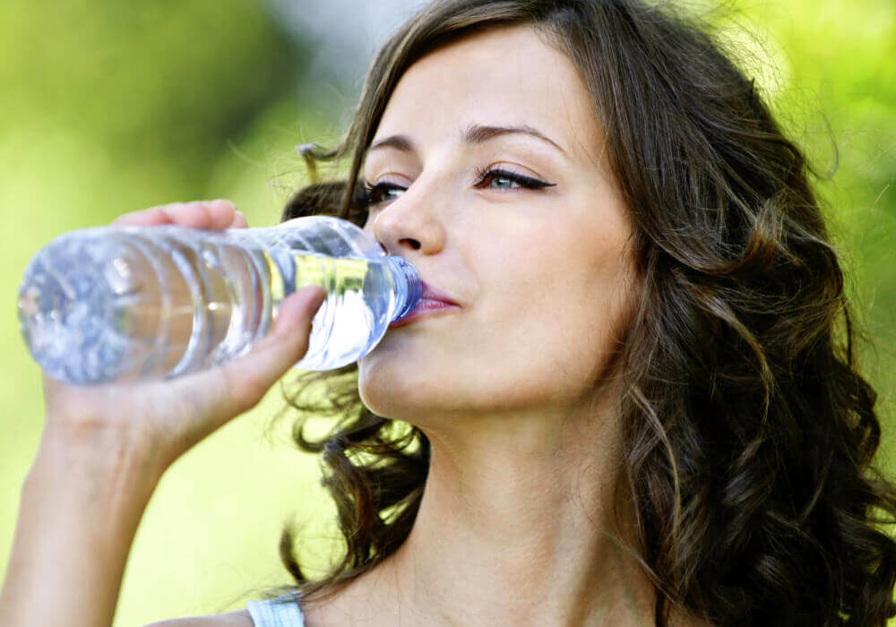 RAZONES PARA BEBER DOS LITROS DE AGUA AL DÍA - Joya Life