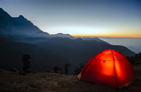 acampar montaña amanecer