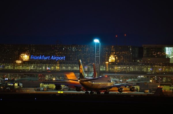 Viajar en avión con niños Aeropuerto Avión Viajar de Noche