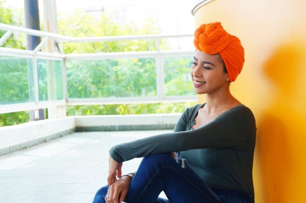 Mujer Bella Morena con Turbante Naranja