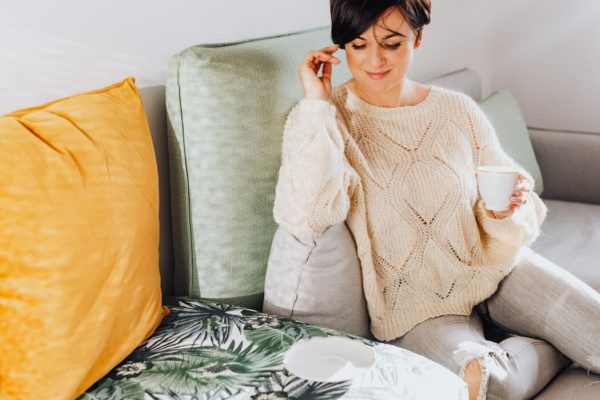 Mantener el estilo en casa mujer sentada en el sofa