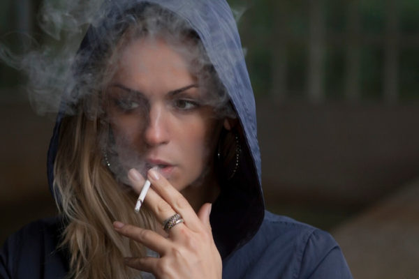 Envejecer prematuramente mujer fumando