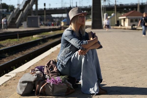 Problemas al viajar Mujer Maletas Estación de Trenes Problèmes de voyage